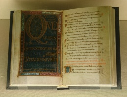 The "Golden psalter" open to psalm 51(52), Quid gloriaris in malitia, qui potens es in iniquitate?